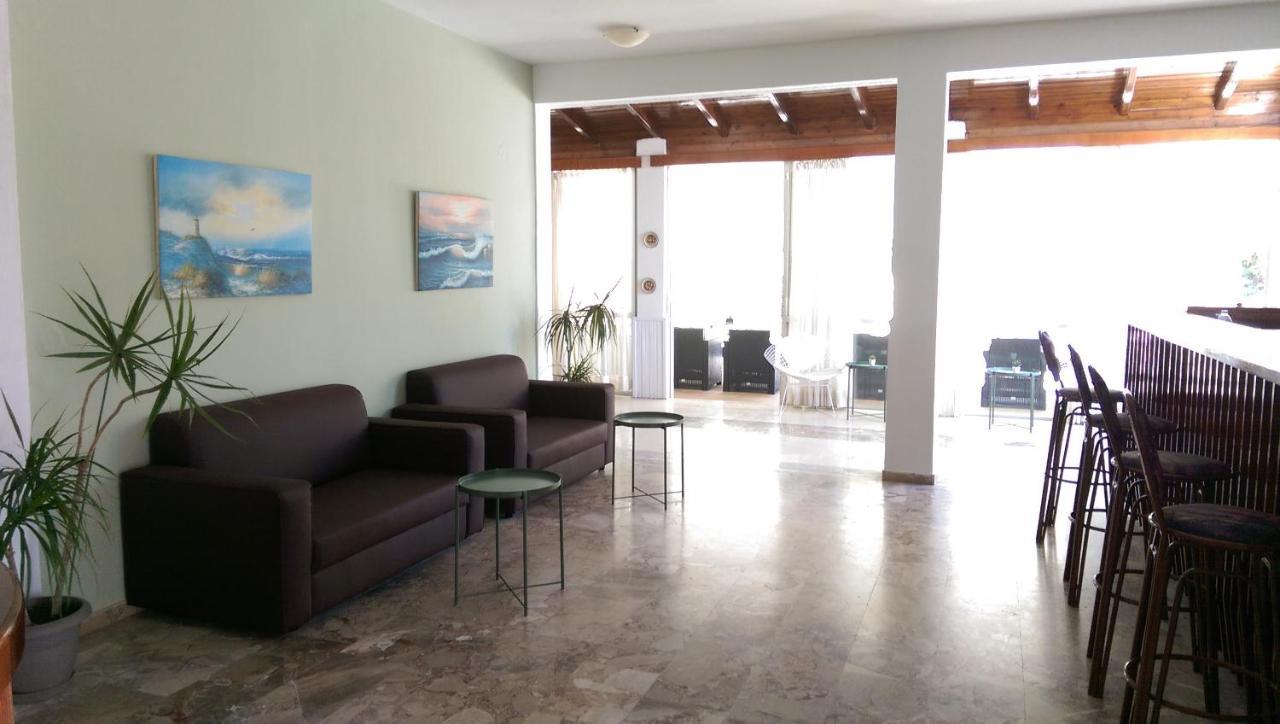 Tina Hotel Дасия Екстериор снимка